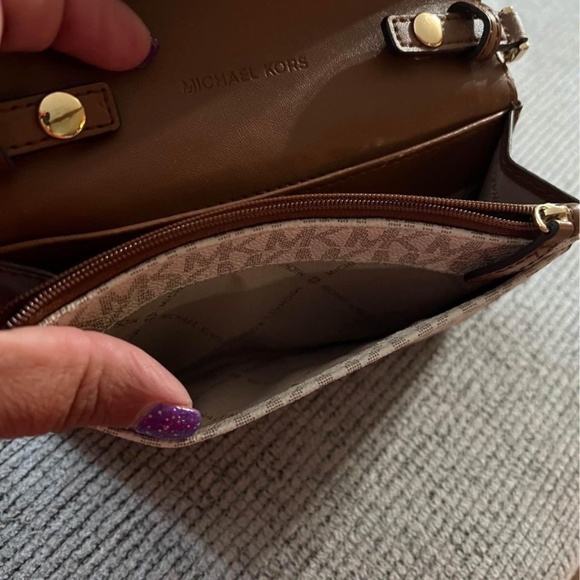 Beautiful small but Mighty MK purse - Picture 8 of 10